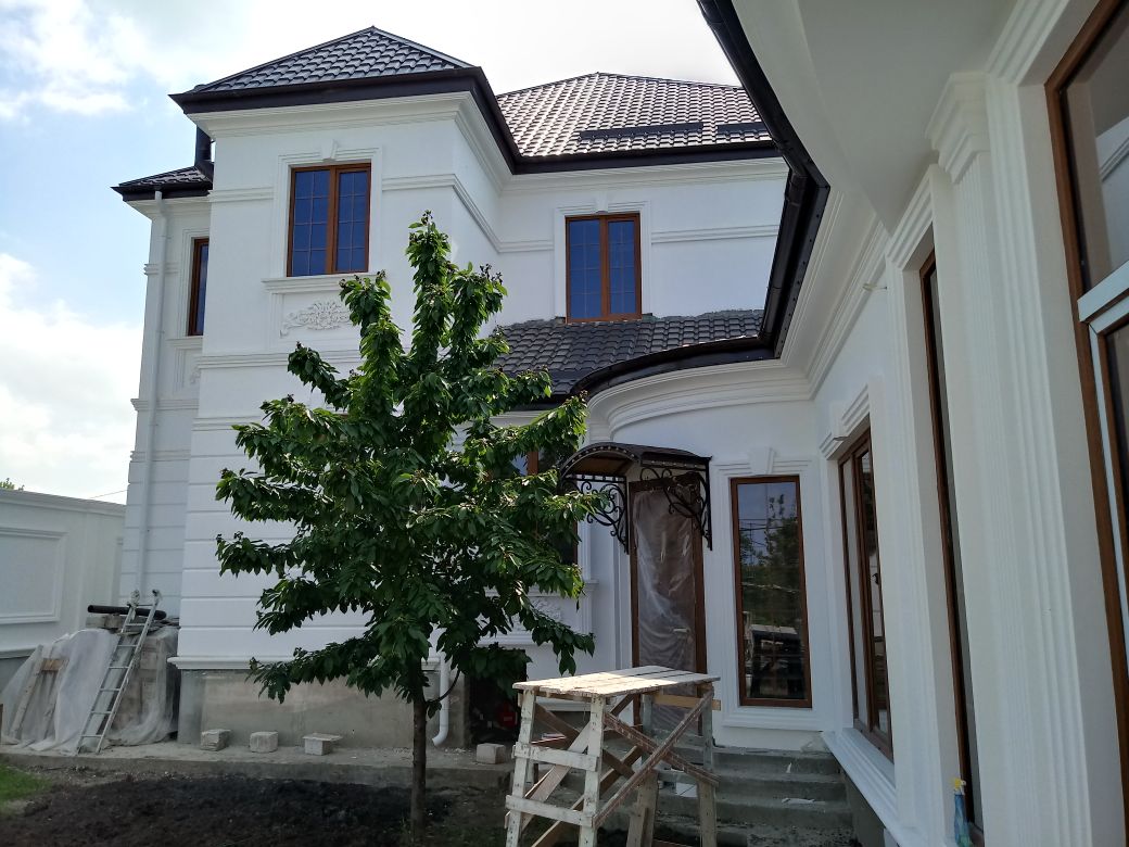 Белый дом с орнаментами и стеновыми панелями (г. Грозный)